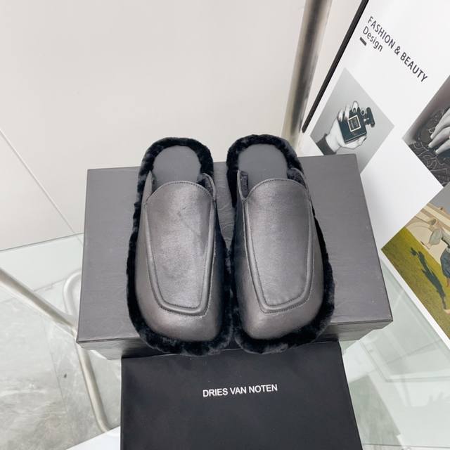 Dries Van Noten 24 独家新款毛拖 对毛毛鞋真的没有抵抗力 随性慵懒松弛 随意搭配都很时髦 鞋面：原版定做牛皮 羊毛 内里：原版定制牛皮 羊毛